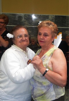 Carmen Parrondo (derecha) con una residente de El MIrador