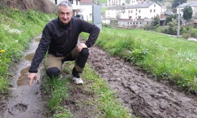 Pepe R. Aumente enseña las huellas en el camino