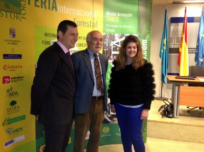 Alcalde, director general y directora feria