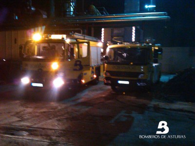 2013.06.24 Incendio industrial en Tineo.Parte de los medios desplazados al lugar 3