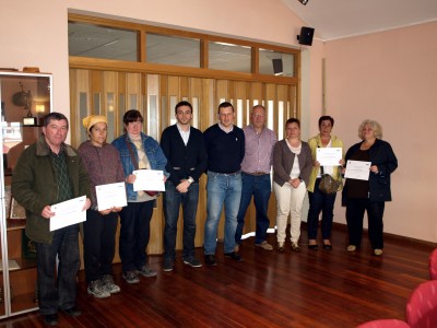 Participantes en el curso con alcalde y concejales