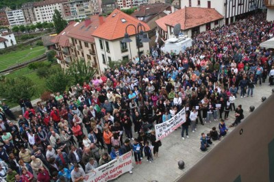 MERA.- Los manifestantes frente al ayuntamiento