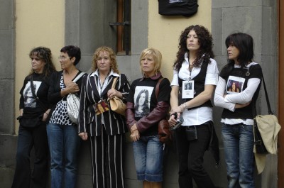 Mera.- Protesta de la familia ante el juzgado