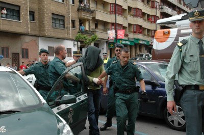 MERA.- El acusado llega al juzgado cangués