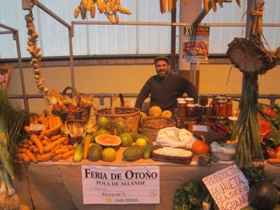 Stand de productos de la huerta en la feria de otoño