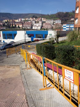 Abierta zanja para tendido de piscinas