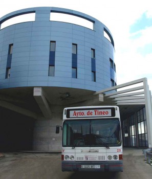 MERA.-Uno de los autobuses sale de la estación