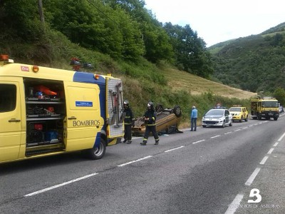 2014.05.21 ACCIDENTE DE TRAFICO EN CANGAS DEL NARCEA 1