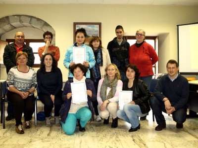 Asistentes curso con diplomas flanqueados por concejala y alcalde