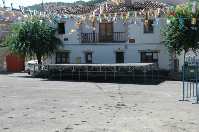 De aquello nos queda la impronta de una lejana realidad que llega a nuestra mente como la sombra de las banderolas festivas en la soledad de la plaza.