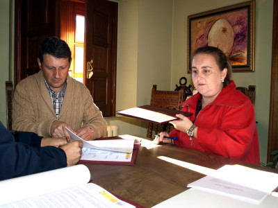 Alcalde y Raquel Casado firman convenios