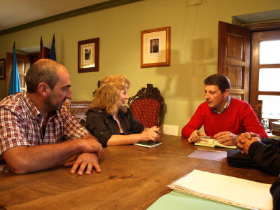 Guillermo Castaño, Mercedes Cruzado con Alcalde de Tineo