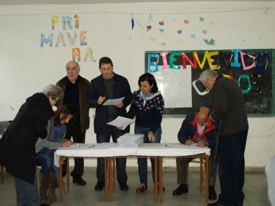 Director, alcalde y consejera en la entrega de titulos