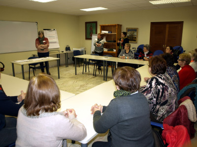 Directora enfermeria se dirige a participantes.