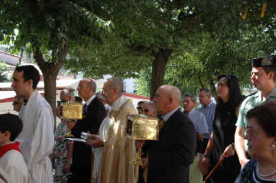 La alcaldesa presidiendo la procesión de los Santos