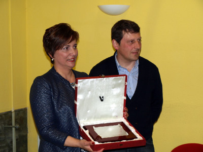 Maria Elena recibe placa del Alcalde