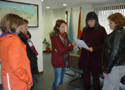 Susana López con madres de alumns