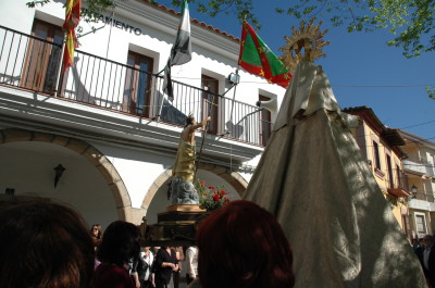 Tras el encuentro la Virgen luce manto blanco