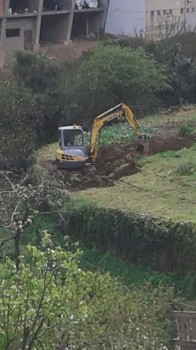 Máquinas en la senda a Santiso