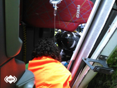2015.06.08 ACCIDENTE TRAFICO EN CN. Bomberos en el interior de la cabina trabajando en excarcelación 2