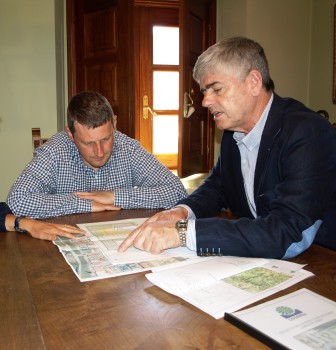 Santiago Fernández explica proyecto al Alcalde