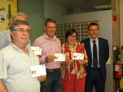 Angel Iglesias, Alcalde, Marisa Fdez, Daniel P Arango con sobres matasellados