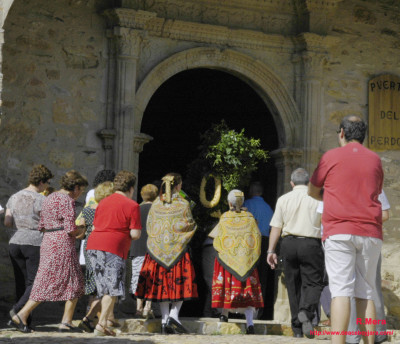 El ramo llega a la iglesia