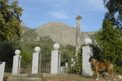 MERA.-La Cruz de los Santos y el Cancho la Sábana.JPG