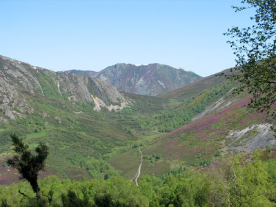 Al fonde del valle están las Fuentes del Narcea, poco antes de la laguna de Chauchina