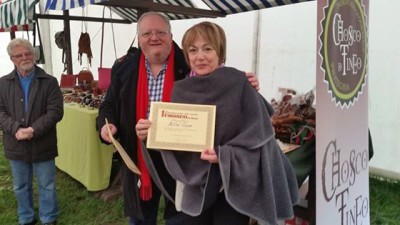 La ganadora con su diploma acreditativo