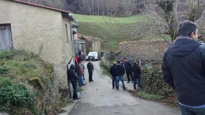 Tensa espera frente a la escombrera