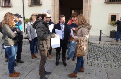 El consejero con los padres en Cangas