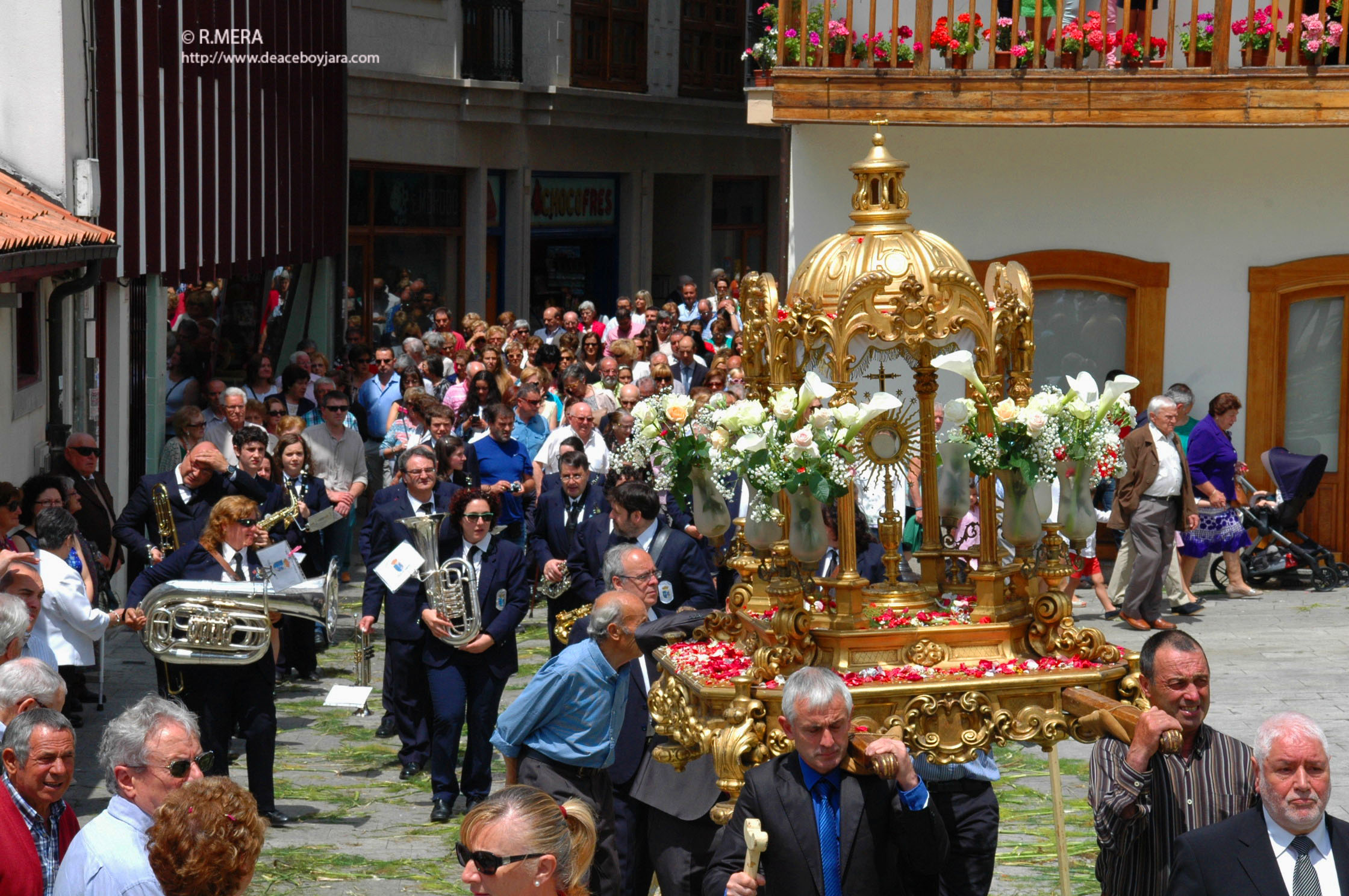 NARCEA/BERZOCANA.- Dos fotos y su pie: Hoy es Jueves de Corpus