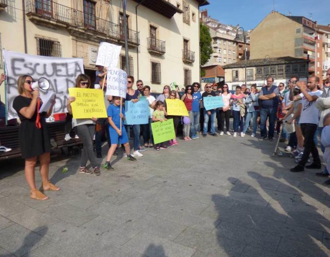 CANGAS DEL NARCEA.- Los profesores itinerantes rurales reclaman el kilometraje que realizan y denuncian los incumplimientos de la Consejería.