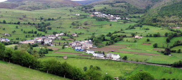 CANGAS DEL NARCEA.- Arreglo de desprendimiento en la carretera de Vega a Gillón