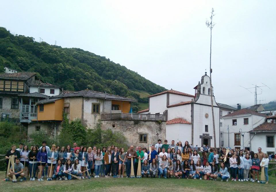 CANGAS DEL NARCEA.- Aprendiendo a lanzar voladores