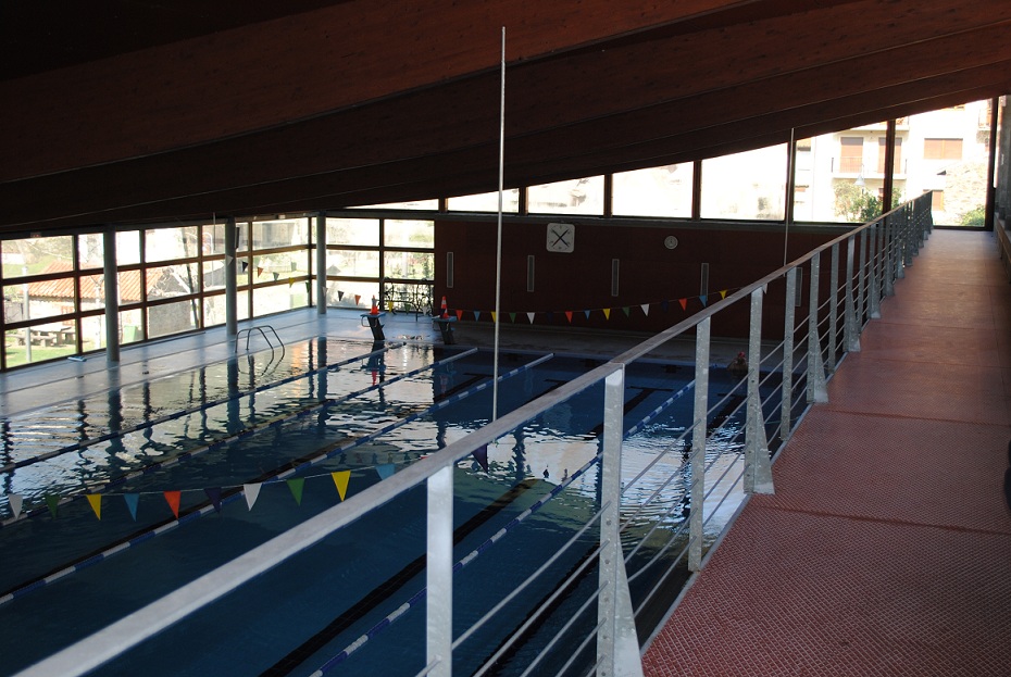 CANGAS DEL NARCEA.- Se renueva la instalación de la piscina