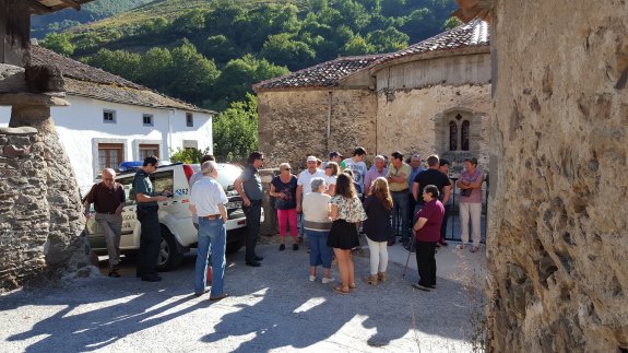 CANGAS DEL NARCEA.- Carballo: O detrás del cura o contra el cura