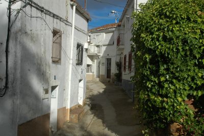 Calles vacías en el pueblo