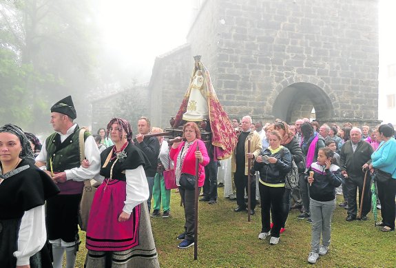 CANGAS DEL NARCEA.- La Virgen del Acebo procesionó entre la niebla