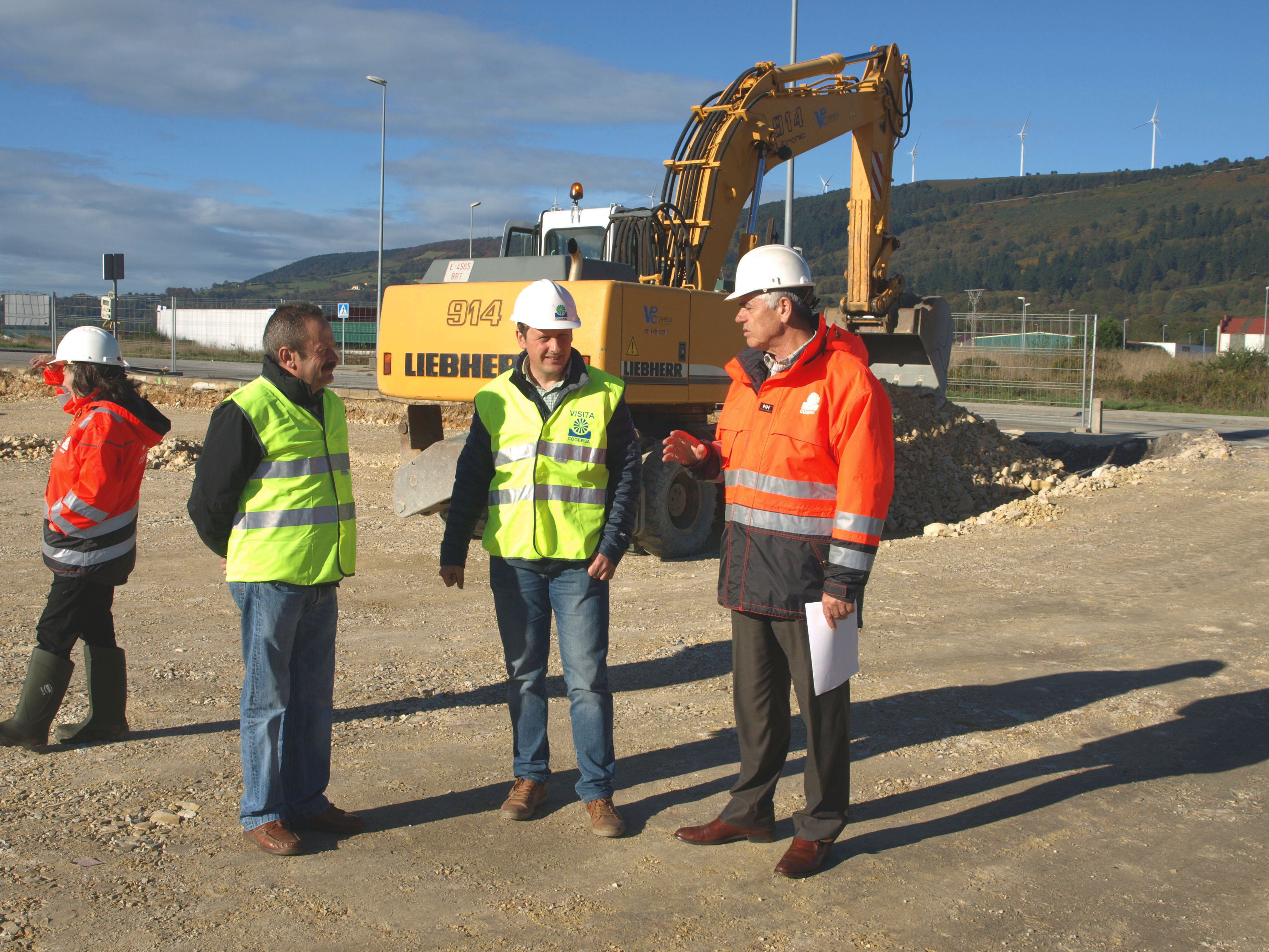 TINEO.- El gerente de COGERSA y el Alcalde visitan las obras del Punto Limpio