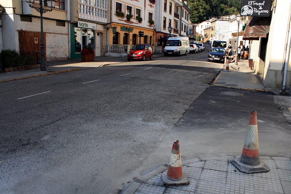 TINEO.- El Ayuntamiento instala reductores de velocidad en la calle principal de Navelgas