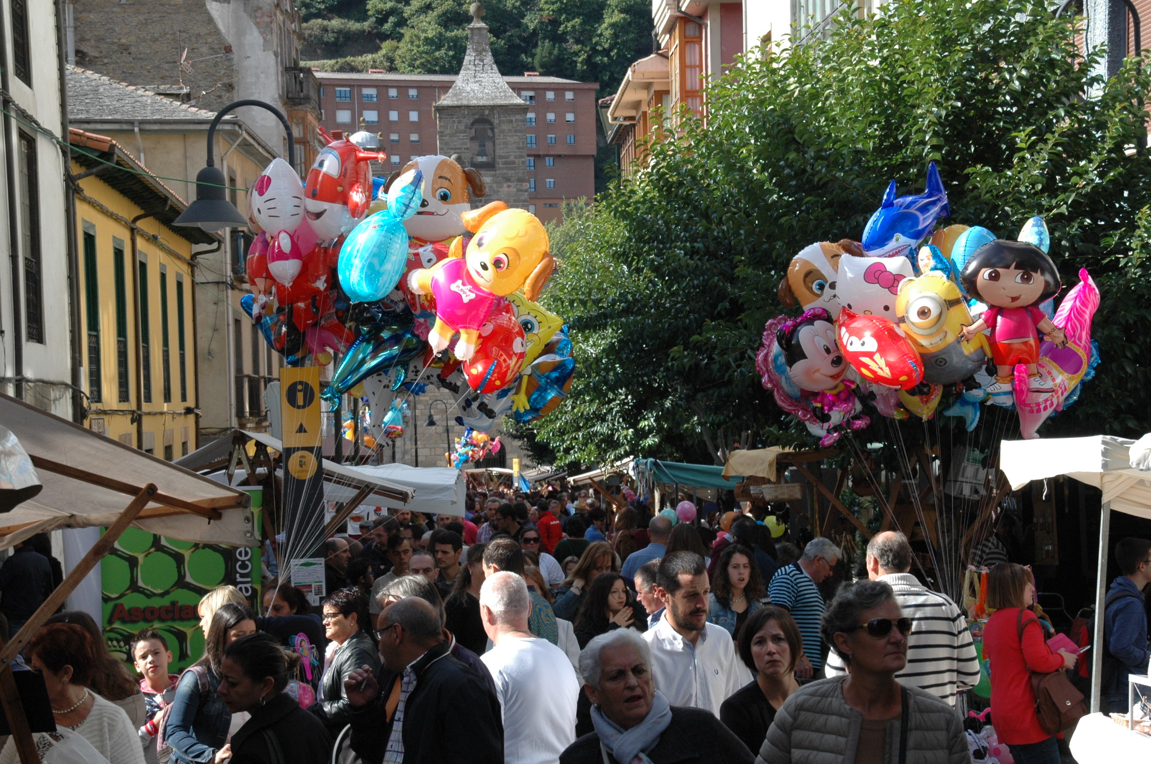 CANGAS DEL NARCEA.- La fiesta crece y las calles se llenan de “vendimiadores”