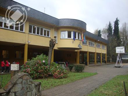 CANGAS DEL NARCEA.- El colegio de Vega de Rengos contará con un aparcamiento propio.