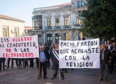 Concentración de vecinos de Carballo ante el obispado