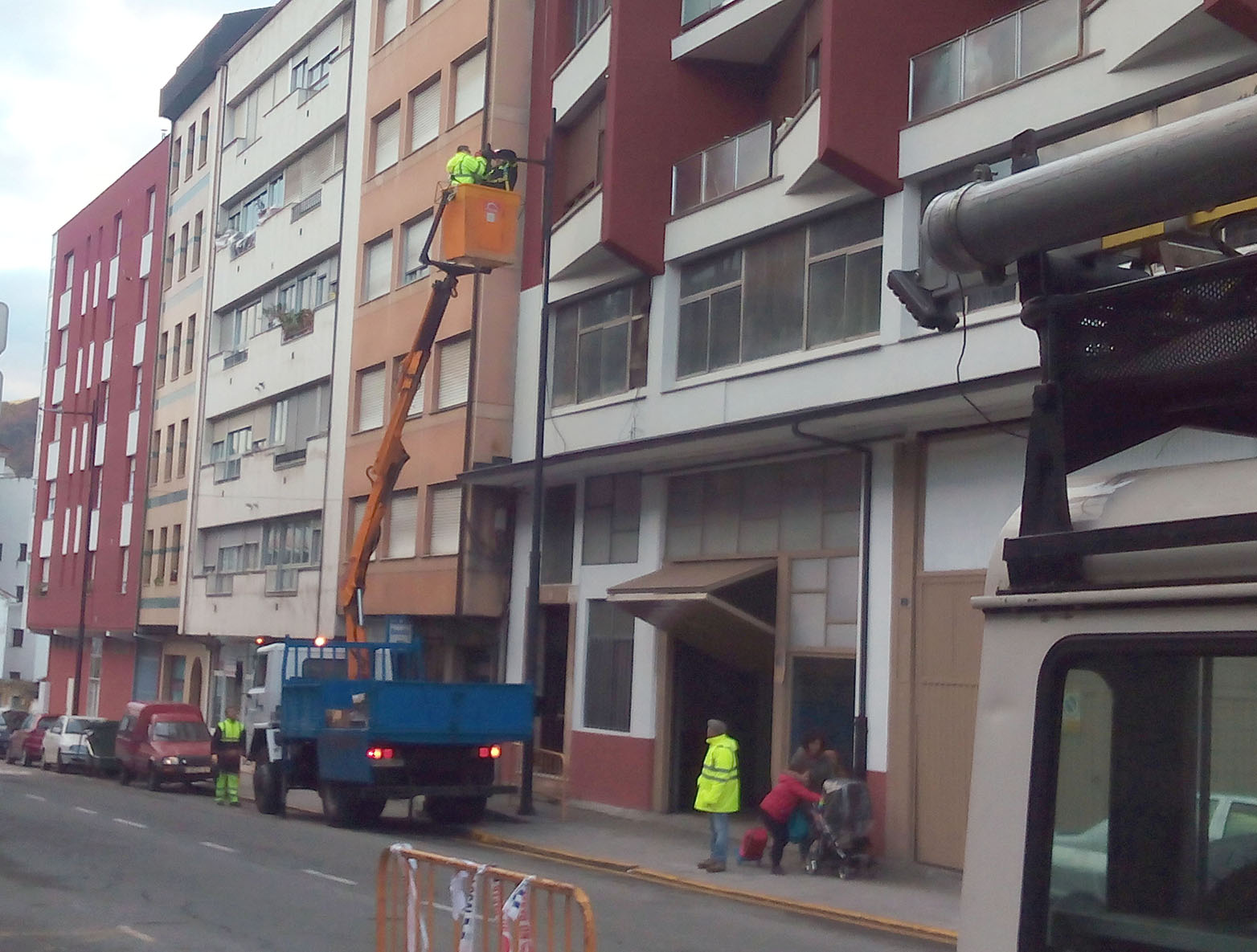 CANGAS DEL NARCEA.- Nuevas luminarias en Uría. En busca del ahorro