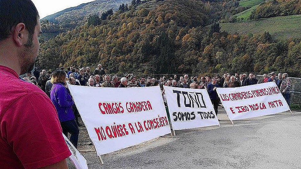 CANGAS DEL NARCEA.- Protesta ganadera en Santa Eulalia de Cueras