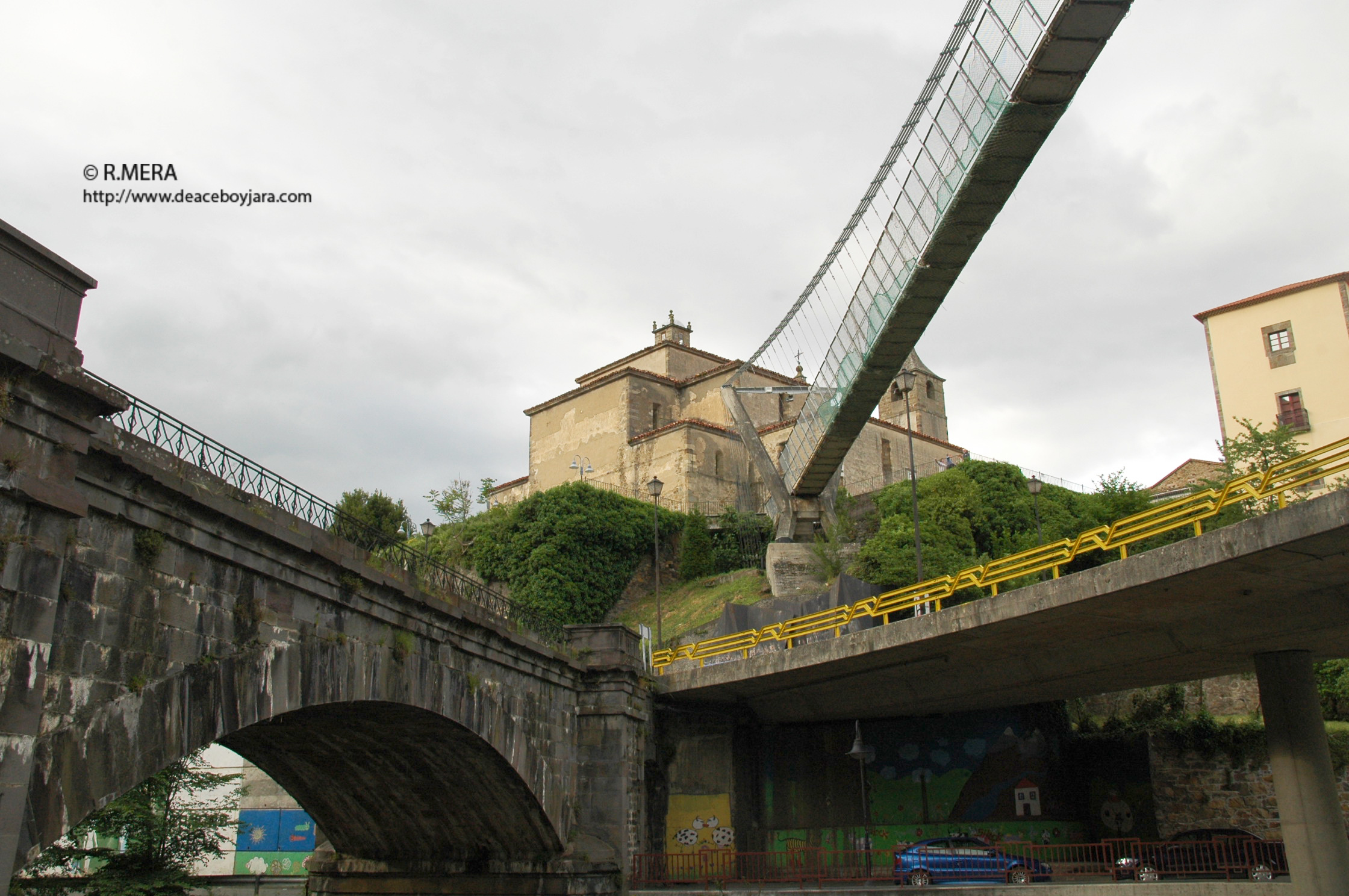 CANGAS DEL NARCEA.- El polémico Puente Colgante cangués o las obras de quita y pon