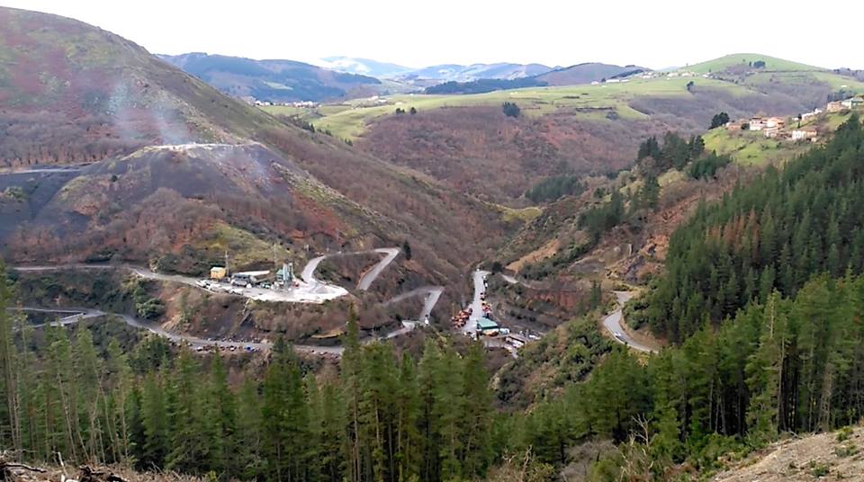 TINEO.- Un incendio activo desde hace un año