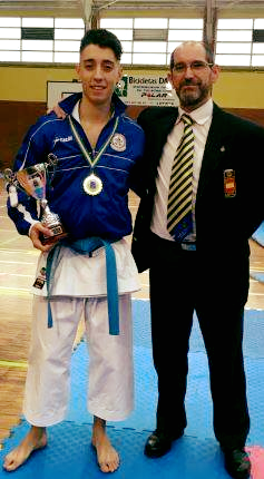 CANGAS DEL NARCEA.- Niko González, campeón de Asturias de karate sénior.